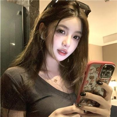 金牌客服董董恩封面